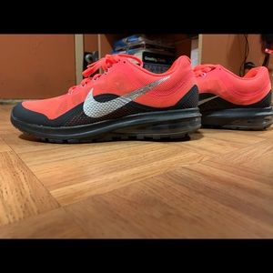 Woman’s Nike max dynasty 2